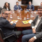 Los equipos negociadores de PP y Cs en Andalucía, este lunes por la tarde, en Sevilla.-EFE / JULIO MUÑOZ