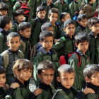Estudiantes de un colegio público de Saná ayer domingo en el inicio del año escolar en Yemen.-EFE / YAHYA ARHAB
