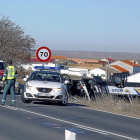 Accidente de un autobús escolar en la localidad abulense de Villanueva del Aceraltes en 2012.-ICAL