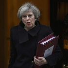 La primera ministra, Theresa May, sale de Downing Street.-REUTERS / TOBY MELVILLE