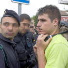 Dos agentes custodian a Sánchez, encadenado a un poste, minutos antes de la llegada de los bomberos.-Pablo Requejo
