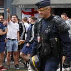 La policía vigila a unos 'hooligans' británicos en Lille.-AP