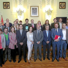 Al final de la sesión plenaria celebrada el jueves, los concejales posaron en el salón de plenos en una foto inédita. Para algunos, era la despedida definitiva.-J. M. Lostau