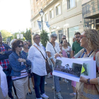 Momento de la visita en el que la guía muestra láminas de los antiguos edificios de la Valladolid imperial.-JOSÉ C. CASTILLO/ PHOTOGENIC