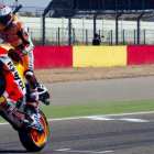 Marc Márquez cruza primero la meta del Gran Premio de Motorland Aragón.-EFE / JAVIER CEBOLLADA
