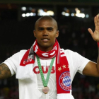 Douglas Costa, en la celebración de la DFB Pokal con el Bayern.-KAI PFAFFENBACH