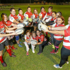 Las chicas del equipo sénior delCRArroyo ‘protege’ a las jugadoras más jóvenes del club vallisoletano.-JUAN MIGUEL LOSTAU