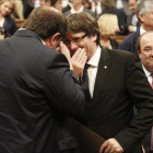 Carles Puigdemont y Oriol Junqueras conversan en el hemiciclo del Parlament.-JULIO CARBO