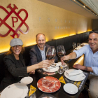 CON ESTILO.  Pablo y Mayaya brindan junto a su amigo, José Luis Jambrina, dueño de La Brasería de Poniente-PABLO REQUEJO