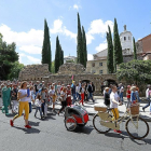 Cerca de 300 personas seguían la ruta cervantina por las calles de Valladolid. J.M. LOSTAU-J. M. LOSTAU