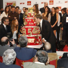Antonio Asensio Mosbah (derecha), Gemma Mendual y Joan Vehils soplan las velas del pastel de aniversario.-Foto: JOSEP GARCÍA