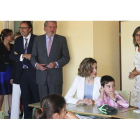 La Reina conversa con los alumnos del colegio palentino en presencia de Juan Vicente Herrera, Silvia Clemente, Alfonso Polanco e Íñigo Méndez de Vigo.-ICAL