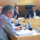 Sarbelio Fernández, en primer plano, observado por el alcalde de Arroyo, José Manuel Barrio, en el pleno.-J. M. LOSTAU