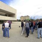 Concentración de trabajadores de Isowat Made Medina del Campo en las Cortes de Castilla y León, ayer.-ICAL