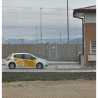 El coche de la empresa de seguridad apostado junto a la prisión.-VALENTÍN GUISANDE