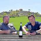 Los hermanos Quico y José Mari, con el tinto Cleofé dedicado a su abuela, ante el espectacular conjunto de bodegas subterráneas de Moradillo de Roa-ARGICOMUNICACIÓN