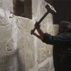Captura de un vídeo de Estado Islámico que muestra cómo destruyen la ciudad de Nimrud.-AP / MAYA ALLERUZZO