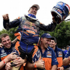 Marc Coma celebra con su equipo (KTM) su victoria en el Dakar 2015, la quinta del piloto catalán, a la llegada a Buenos Aires.-Foto: AFP / FRANCK FIFE