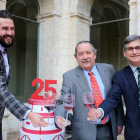 Celebración del 25 aniversario de la Denominación de Origen Cigales. De izquierda a derecha, el chef Javier Peña, el presidente de la DO Cigales, Pascual Herrero, y el secretario general de la Consejería de Agricultura y Ganadería, Eduardo Cabanillas.-ICAL