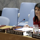 La embajadora de Estados Unidos ante la ONU, Nikki Haley, interviene en una reunión del Consejo de Seguridad, en Nueva York.-/ EFE / JASON SZENES