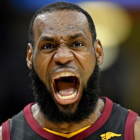 LeBron James celebra uno de sus últimos triples en el Quicken Loans Arena, de Cleveland.-USA TODA / DAVID RICHARD