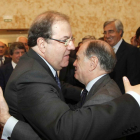 Juan Vicente Herrera abraza a Tomás Villanueva.-ICAL