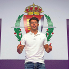 Álvaro Aguado posa ante el escudo del Real Valladolid, antes de su presentación.-PABLO REQUEJO