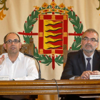El concejal de movilidad, Luis Vélez, junto al nuevo gerente de Auvasa, Andrés Bernabé en el Ayuntamiento.-J.M.LOSTAU