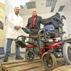Oscar Gómez Martín y Carlos Ventosa, del banco de prótesis, junto a la  silla de ruedas eléctrica que se mandará a Siria.-MIGUEL ÁNGEL SANTOS