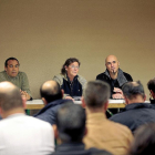 La presidenta Ana Isabel Añibarro (c), con otros dos miembros de la directiva. se dirigen a los asociados.-J.C. Castillo