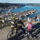 Tres ciclistas contemplan una panorámica de Bergen.-PERIODICO (BERGEN 2017)