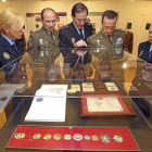 Miembros de la Policía Nacional y Local  inauguración de la exposición.-ICAL