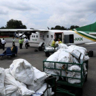 Los deshechos del Everest son transladados en aviones a plantas de tratamiento de basura.-AFP