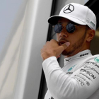Lewis Hamilton se prepara para los entrenamientos libres en Hungaroring.-AFP