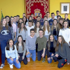 Foto de familia de los quintos de 2018, reunidos ayer en el salón de plenos del Ayuntamiento de Cigales.-AYTO. CIGALES