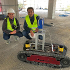 Los investigadores Rocío Fernández Mora y Diego González Aguilera muestran el robot que certifica el avance en las obras.-EL MUNDO