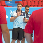 Sergio Maroto, con Nacho González en primer plano, el pasado agosto.-P.R.