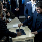 Manuel Valls vota en la primera vuelta de las primarias de la izquierda francesa.-ETIENNE LAURENT / EFE