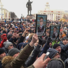 Manifestación con fotos de los niños fallecidos en la ciudad de Kémerovo donde se encuentra el centro comercial que se incendió.-/ AFP / DMITRY SEREBRYAKOV
