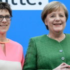 Merkel (derecha) y Kramp-Karrenbauer, en su rueda de prensa conjunta en Berlin, tras la reunión de la ejecutiva de la CDU, el 19 de febrero.-EFE / CLEMENS BILAN