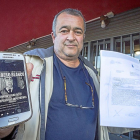 José Antonio Bastián, con uno de los post de su cuenta de ‘facebook’ y la autodenuncia que presentó.-MIGUEL ÁNGEL SANTOS