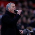 Mourinho se desespera durante el partido Manchester United-Burnley.-LEE SMITH / REUTERS