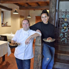 Paúl Hoyos y Edurne Barreiro, en el interior del comedor de su restaurante.-ARGICOMUNICACIÓN