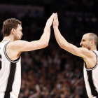 Pau Gasol celebra un punto con Manu Ginóbili.-SOOBUM IM / USA TODAY