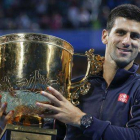 Novak Djokovic posa con el trofeo del Abierto de Pekín tras imponerse a Tomas Berdych.-Foto: AP / VINCENT THIAN