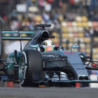 Hamilton durante la sesión de clasificación en el Gran Premio de China.-Foto: GREG BAKER / AFP
