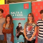 El grupo Simone, ganador del concurso del año pasado, junto con Sara Valladolid, directora de Marketing del centro.-E.M.