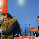 Óscar Puente, abrazado al exalcalde socialistaTomás Rodríguez Bolaños, tras conocerse los resultados.-Ical