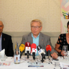 El presidente de la Federación Española de Donantes de Sangre, Martín Manceñido (C), comparece acompañado por otros representantes de la organización para presentar la nueva edición de la Olimpiada Roja.-ICAL