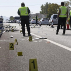 Agentes de la Guardia Civil, en el accidente de Oliva.-NATXO FRANCÉS